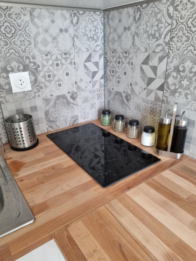 Appartement Studio cabine refait à neuf à 3 minutes à pied de la plage à Le Grau-du-Roi Extérieur photo